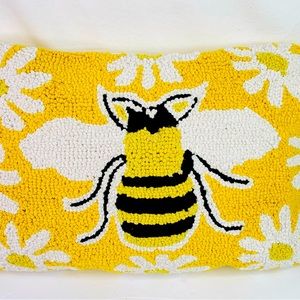 New MT JONES Bumble Bee Daisies Yellow White Accent Needle Point Pillow 19" x 13